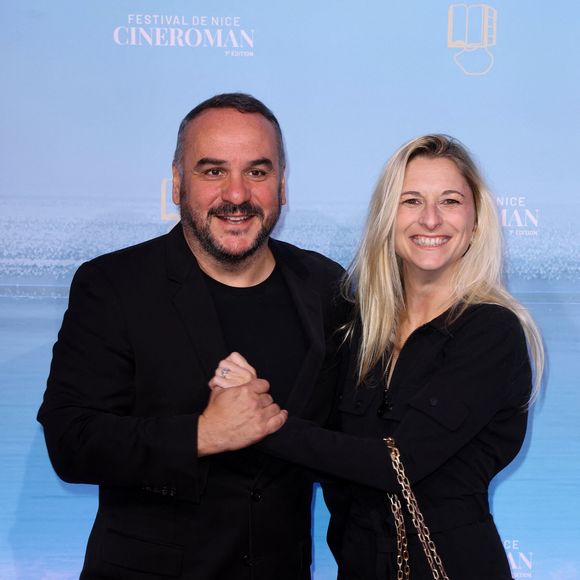 François-Xavier Demaison et sa femme Anaïs Tihay - Tapis rouge lors de la 7ème édition du festival Cinéroman à Nice le 1er Octobre 2025. © Bebert-Jacovides/Bestimage