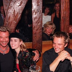L'un d'entre eux concerne leur voyage de noces
Johnny Hallyday, Laeticia, son fils David et Estelle Lefébure au King's Club à Paris le 7 septembre 1998  ANGELI-RINDOFF-GARCIA / BESTIMAGE
