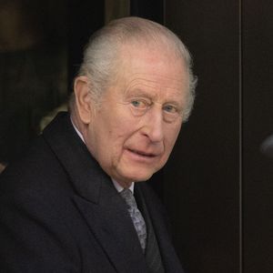 Face à l'ampleur de la situation, Charles III a publié un communiqué pour assurer de sa totale coopération, concluant que "la justice doit suivre son cours".

Le roi Charles III d'Angleterre et la reine Camilla visitent le centre d'apprentissage communautaire et familial de Barking, le 18 février 2026, à Londres, Angleterre, Royaume-Uni. Tayfun Salci/ZUMA Press Wire/Bestimage