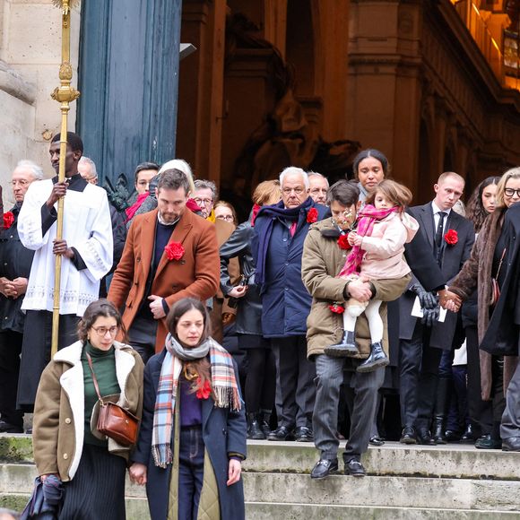 Pia Laborde et Gabrièle Laborde, les filles de C.Laborde, Françoise Laborde et Geneviève Laborde, les soeurs de la défunte, Thomas Stern, le mari de la défunte et les proches de C.Laborde - Sortie des obsèques de Catherine Laborde en l’église Saint-Roch à Paris, le 6 février 2025. Décédée le 28 janvier 2025 à l'âge de 73 ans, l'ancienne présentatrice météo de TF1 (1988 - 2017) était atteinte de la maladie neurodégénérative à corps de Lewy. 
© Jacovides - Moreau / Bestimage
