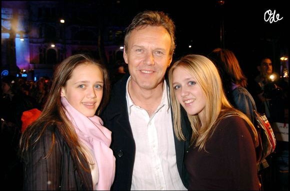 "Il est décédé paisiblement des suites de complications liées à une pneumonie, entouré de sa famille", ont aussi précisé les deux filles de l'acteur, qui se sont elles aussi lancées dans une carrière de comédienne

Anthony Head et ses filles - Première du film "The Polar Express" à Londres.
Crédit : GOFF / BESTIMAGE