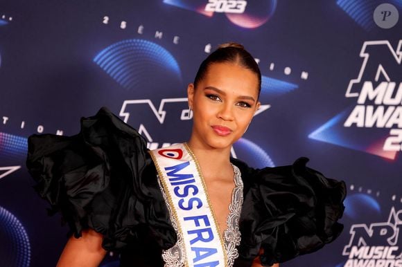 Indira Ampiot, Miss France 2023 au photocall de la 25ème cérémonie des "NRJ Music Awards (NMA)" au palais des Festivals et des Congrès de Cannes, France, le 10 novembre 2023. © Dominique Jacovides/Bestimage