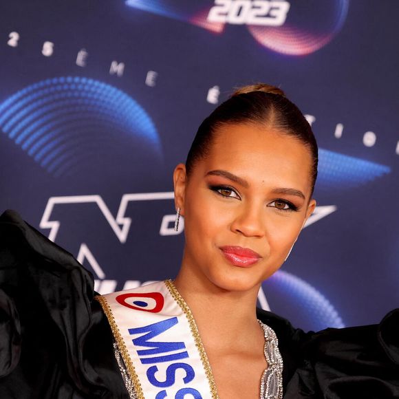 Indira Ampiot, Miss France 2023 au photocall de la 25ème cérémonie des "NRJ Music Awards (NMA)" au palais des Festivals et des Congrès de Cannes, France, le 10 novembre 2023. © Dominique Jacovides/Bestimage