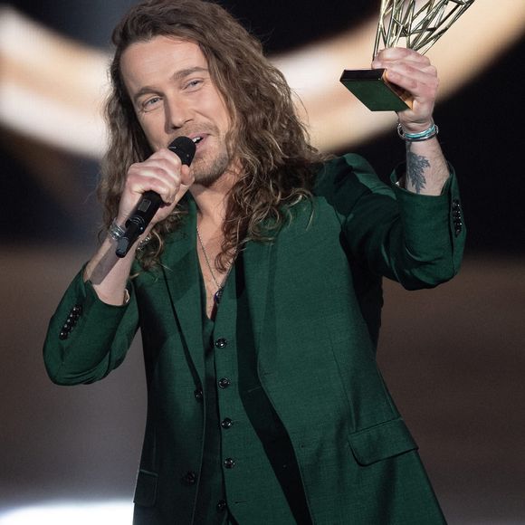 Dans ce disque étonnant, le chanteur à la barrette, révélé par "La nouvelle star" en 2007 sur M6, dévoile des reprises de titres insolites... 
Julien Dore reçoit le prix de la meilleure création audiovisuelle de l'année lors des 36e Victoires de la Musique à la Seine Musicale le 12 février 2021 à Boulogne-Billancourt, France.
