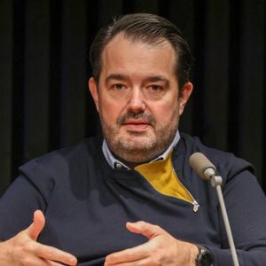 Il recommande d'utiliser des pics rectangulaires pour une cuisson plus homogène.

Exclusif - Jean-François Piège présente son "Encyclopédie Culinaire des Territoires de France" - Hachette Cuisine à la Station Ausone - Librairie Mollat, à Bordeaux, France, le 14 décembre 2024.

© Jean-Marc Lhomer / Bestimage