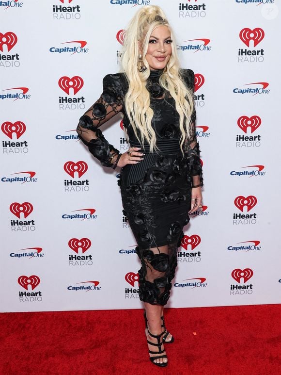 Il s'agit de l'actrice Tori Spelling, l'interprète de Donna dans "Beverly Hills".

Tori Spelling à la soirée iHeartRadio Music Festival 2022 à Las Vegas, le 23 septembre 2022.