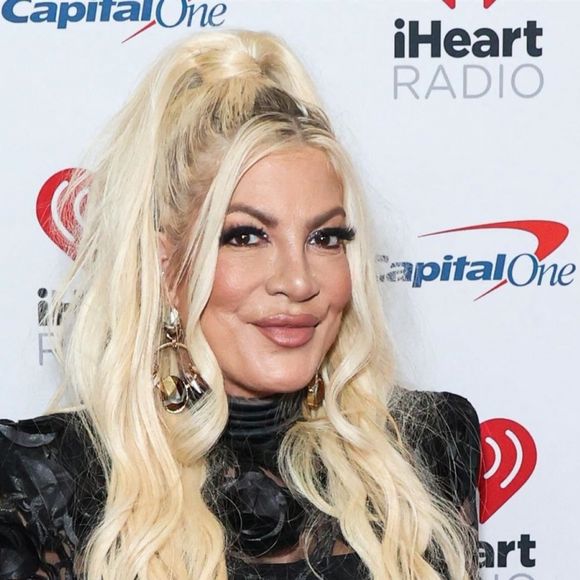Il s'agit de l'actrice Tori Spelling, l'interprète de Donna dans "Beverly Hills".

Tori Spelling à la soirée iHeartRadio Music Festival 2022 à Las Vegas, le 23 septembre 2022.