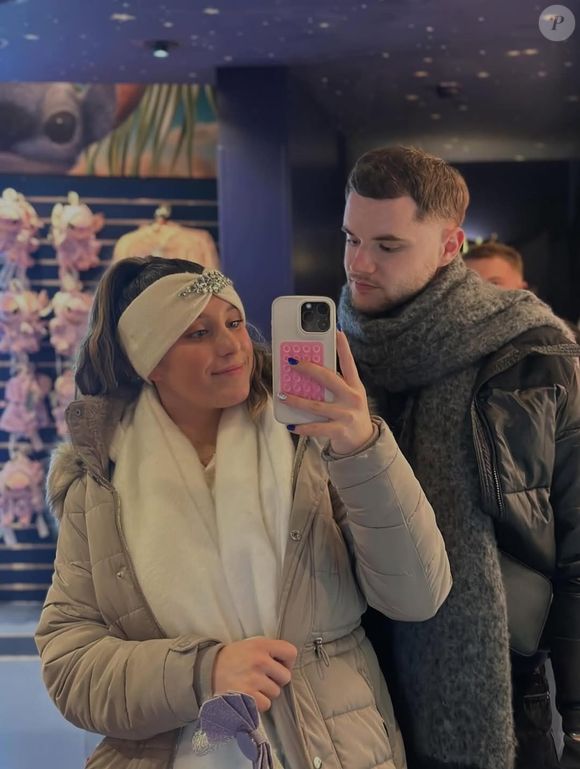 Les amoureux ont organisé cet engagement en secret, laissant leurs proches dans l'ignorance totale jusqu'au dernier moment.

Emeline, la fille du clan Lecossais (Familles nombreuses), annonce son pacs avec son compagnon Alex.
