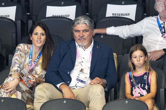 Avec humour, elle souligne les différences entre amoureux

David Douillet avec sa femme vanessa - Célébrités assistent aux épreuves de natation lors des Jeux Olympiques de Paris2024 (JO) le 2 aout 2024. Perusseau-Jacovides/Bestimage