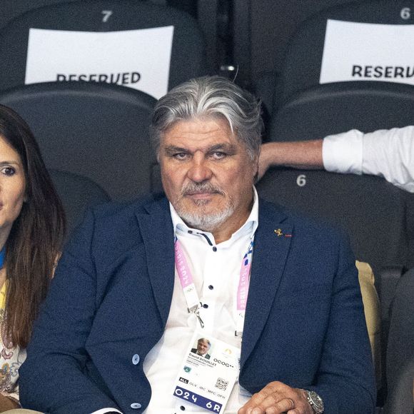 Avec humour, elle souligne les différences entre amoureux

David Douillet avec sa femme vanessa - Célébrités assistent aux épreuves de natation lors des Jeux Olympiques de Paris2024 (JO) le 2 aout 2024. Perusseau-Jacovides/Bestimage