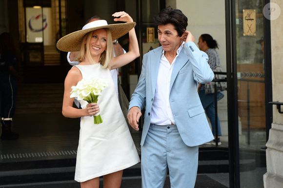 Les jeunes mariés, Jean-Luc Lahaye et sa femme Paola (Lahaye-Aubin) à la sortie de la mairie du 18ème arrondissement de Paris - J.L.Lahaye s'est marié en secondes noces avec sa compagne P.Aubin à la mairie du 18ème arrondissement de Paris, le 2 juillet 2025. (Agence / Bestimage).