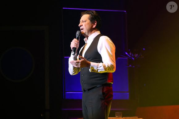 Exclusif - Laurent Gerra, imitant ici E. Macias, " Se met à table ! " dans son nouveau spectacle à savourer au Casino de Paris, à Paris, France, le 04 Janvier 2025. © Bertrand Rindoff/Bestimage