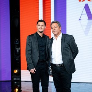 Exclusif - Chico Bouchikhi avec son fils Mario en backstage de l'enregistrement de l'émission "Famille je vous aime" présentée par Michel Drucker et qui sera diffusée le vendredi 29 mai sur France 3, à Paris, France, le 4 décembre 2025. © Gaffiot-Perusseau/Bestimage
