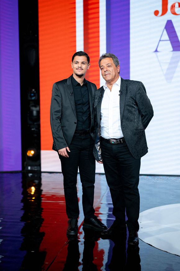 Exclusif - Chico Bouchikhi avec son fils Mario en backstage de l'enregistrement de l'émission "Famille je vous aime" présentée par Michel Drucker et qui sera diffusée le vendredi 29 mai sur France 3, à Paris, France, le 4 décembre 2025. © Gaffiot-Perusseau/Bestimage
