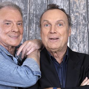 Le disque, prévu pour le 10 octobre 2025, comptera huit titres dont trois inédits.

Portrait de Herbert Leonard et Julien Lepers lors de l'enregistrement de l'émission "Chez Jordan de Luxe" , diffusée sur C8.
Paris, le 8 octobre 2024. © Cédric Perrin / Bestimage