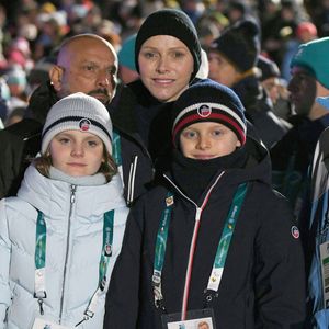 La princesse Charlène de Monaco et ses enfants Jacques et Gabriella à la cérémonie de remise des prix de l'équipe mixte Skelton lors des Jeux Olympiques de Milan Cortina 2026 à Cortina D'Ampezzo, Italie, le 15 février 2026. Photo par Francesca Vieceli/IPA/ABACAPRESS.COM