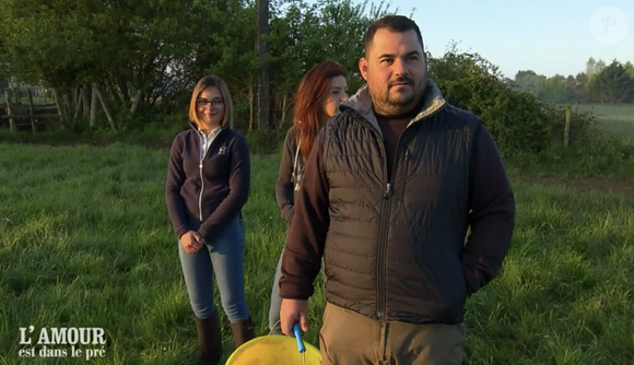 Guillaume (L'amour est dans le pré) avec ses prétendantes Margot et Noémie. M6.