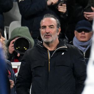 Jean Dujardin - Célébrités dans les tribunes du match d'ouverture du Tournoi des six nations : France-Irlande (36-14) au Stade de France à Saint-Denis le 5 février 2026. © Lionel Urman/Bestimage