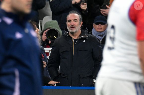 Jean Dujardin - Célébrités dans les tribunes du match d'ouverture du Tournoi des six nations : France-Irlande (36-14) au Stade de France à Saint-Denis le 5 février 2026. © Lionel Urman/Bestimage