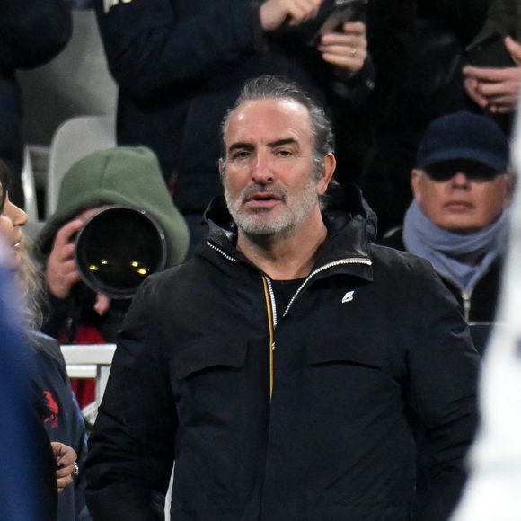 Jean Dujardin - Célébrités dans les tribunes du match d'ouverture du Tournoi des six nations : France-Irlande (36-14) au Stade de France à Saint-Denis le 5 février 2026. © Lionel Urman/Bestimage