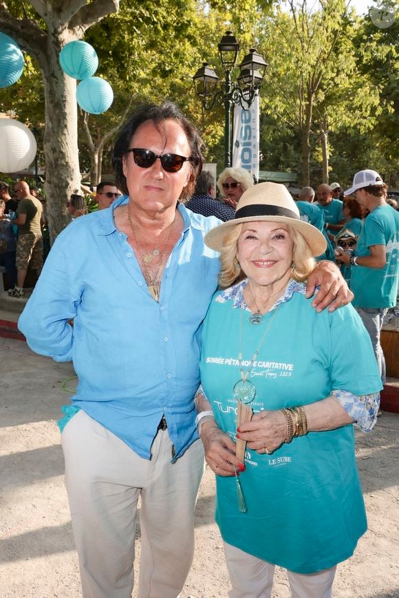 Rayonnant et complices, Nicoletta et son époux, plus jeune qu’elle de 15 ans, ont illustré à merveille l’esprit de partage et de convivialité qui anime cette soirée tropézienne.

Nicoletta et son mari Jean-Christophe Molinier lors de la 6ème édition du tournoi de pétanque caritative Turquoise place des lices au profit pour la deuxième année de l’association soleil d’enfance.
Saint-Tropez, le 10 août 2025.

© Jack Tribeca / Bestimage