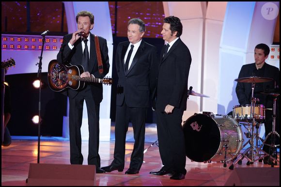 Laurent Gerra, Michel Drucker et Johnny Hallyday - Emission "tenue de soriée" diffusée en direct sur France 2 le 24 novembre 2007 depuis la ville de Nantes.
Guillaume Gaffiot/Bestimage