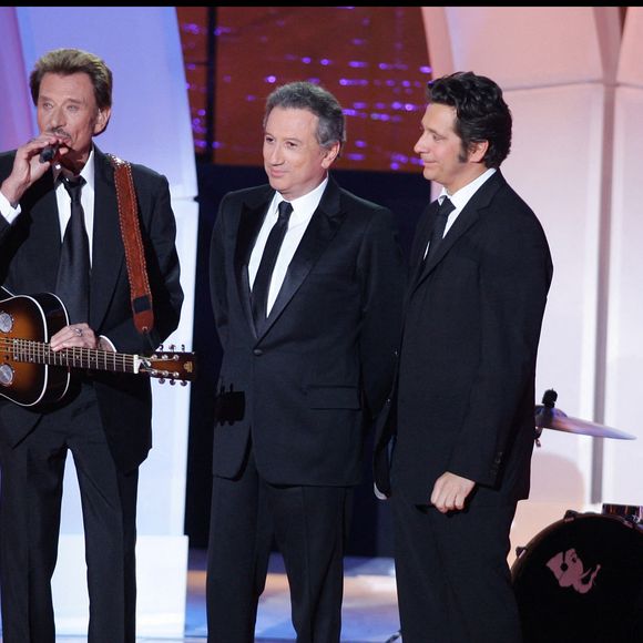 Laurent Gerra, Michel Drucker et Johnny Hallyday - Emission "tenue de soriée" diffusée en direct sur France 2 le 24 novembre 2007 depuis la ville de Nantes.
Guillaume Gaffiot/Bestimage