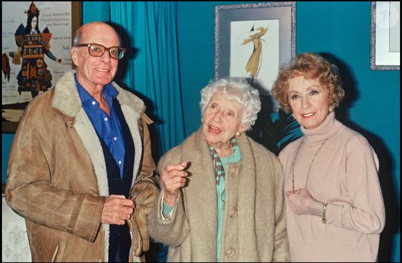 Alors qu'elle a envoyé un message à un compte Instagram qui relayé des vidéos avec son grand-père,

Archives - Jacques François, Denise grey et Danielle Darrieux au Théâtre des Bouffes parisiens pour la générale de la pièce "george et margaret" en 1992

Photo : BERTRAND RINDOFF PETROFF / BESTIMAGE