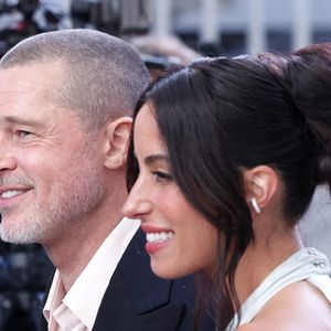 Brad Pitt et Ines de Ramon arrivent sur le tapis rouge de la première mondiale de "F1" d'Apple Original Films & Warner Bros. Pictures à Times Square le lundi 16 juin 2025 à New York City. Photo by John Angelillo/UPI/ABACAPRESS.COM