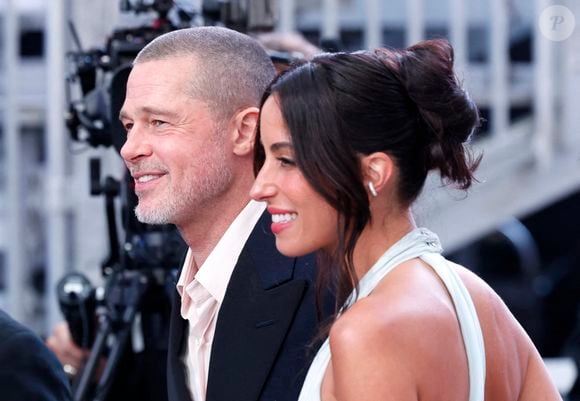 Brad Pitt et Ines de Ramon arrivent sur le tapis rouge de la première mondiale de "F1" d'Apple Original Films & Warner Bros. Pictures à Times Square le lundi 16 juin 2025 à New York City. Photo by John Angelillo/UPI/ABACAPRESS.COM
