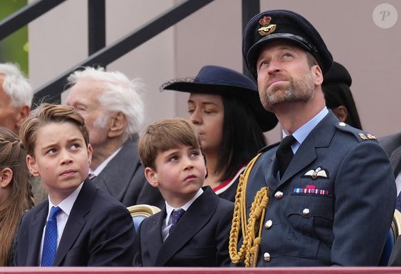 Le prince George de Galles, Le prince Louis de Galles, Le prince William, prince de Galles  lors des commémorations saluant l'action des vétérans britanniques lors de la Seconde guerre mondiale au palais de Buckingham le 5 mai 2025© Julien Burton / Bestimage