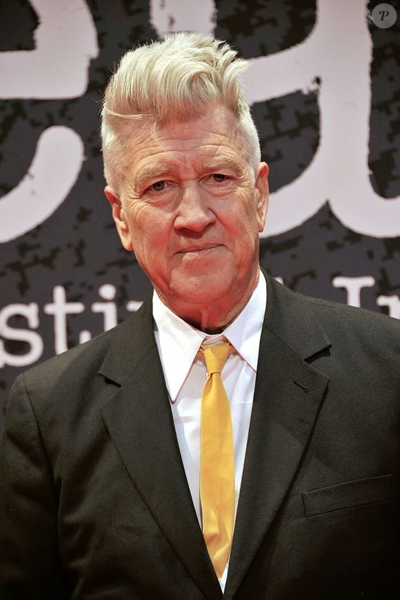 "C'est avec un profond regret que nous, sa famille, annonçons le décès de l'homme et de l'artiste David Lynch."

Le realisateur David Lynch sur le tapis rouge du 5eme Festival International du Film Policier de Beaune.