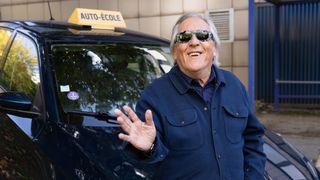 Installé dans un quartier populaire de Paris depuis 30 ans, Gilbert Montagné raconte son quotidien : "Je circule en voiture mais aussi beaucoup à pied"