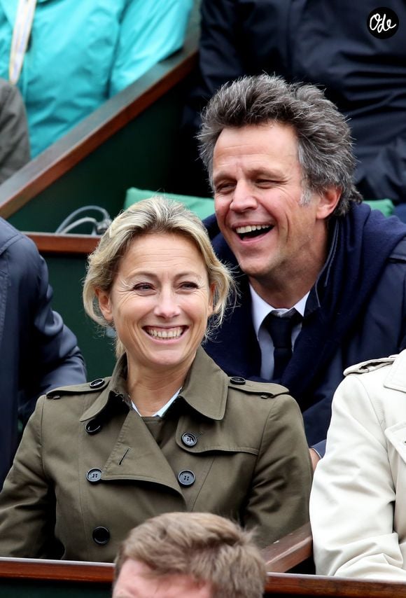 Anne-Sophie Lapix et son mari Arthur Sadoun - People dans les tribunes des internationaux de France de Roland Garros à Paris le 3 juin 2016. 

© Dominique Jacovides / Bestimage