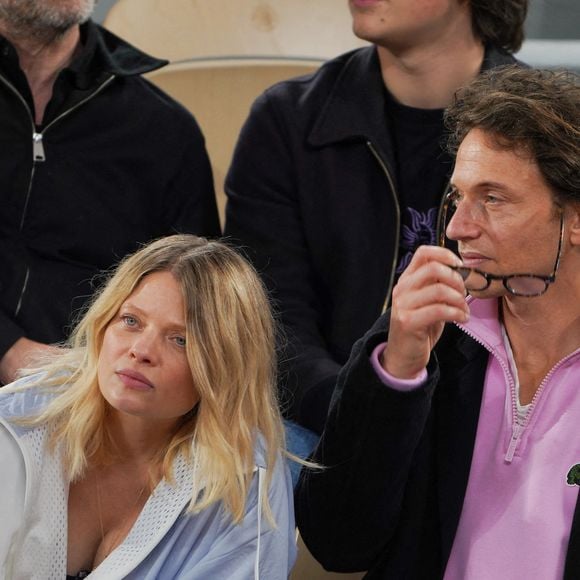 Mélanie Thierry et Raphaël dans les tribunes lors des Internationaux de France 2024 à Roland Garros le 29 mai 2024 à Paris, France. Photo by Nasser Berzane/ABACAPRESS.COM