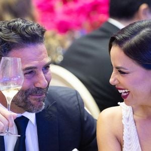 À quelques pas, Cindy Bruna — honorée du Global Gift Humanitarian Award — se déployait dans une robe noire moulante qui soulignait avec finesse sa silhouette élancée.

Exclusif - Eva Longoria et son mari José Antonio Bastón - Global Gift Gala Paris à l'hôtel Four Seasons George V à Paris le 8 novembre 2025. © Cyril Moreau/Bestimage