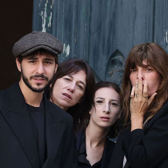 Marlowe (fils de Lou Doillon), Ben Attal, Charlotte Gainsbourg, Alice Attal, Lou Doillon, Roman de Kermadec (fils de Kate Barry) - Arrivées des célébrités aux obsèques de Jane Birkin en l'église Saint-Roch à Paris. Le 24 juillet 2023
© Jacovides-KD Niko / Bestimage