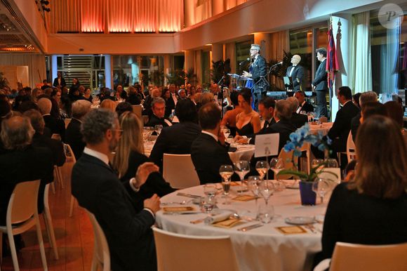 La soirée a permis de récolter 80 000 euros pour l’Œuvre de Sœur Marie et le Centre Hospitalier Princesse Grace.

Le prince Albert II de Monaco a assisté au dîner de Gala de l'Association Monégasque de l'Ordre de Saint Maurice et Saint Lazare en présence du prince Emmanuel-Philibert de Savoie et de sa compagne Adriana Abascal au Yacht Club de Monaco, le 26 novembre 2025.

© Bruno Bebert / Bestimage