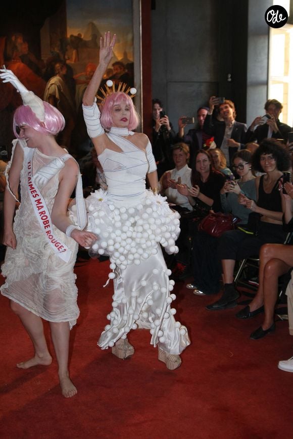 Exclusif - Arielle Dombasle - Défilé Marie Beltrami au Serpent à Plumes à Paris, le 22 septembre 2026. 

© Philippe Baldini/Bestimage