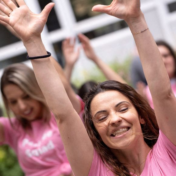 Denitsa Ikonomova danse à l'occasion de la Journée internationale d'action pour la santé des femmes, organisée par la marque Intimina, qui a créé une chorégraphie unique visant à sensibiliser, de manière joyeuse et engagée, à l'importance du renforcement du plancher pelvien - un sujet de santé féminine encore trop souvent négligé, à Paris, France, le 28 mai 2025. Photo par Alexis Jumeau/ABACAPRESS.COM