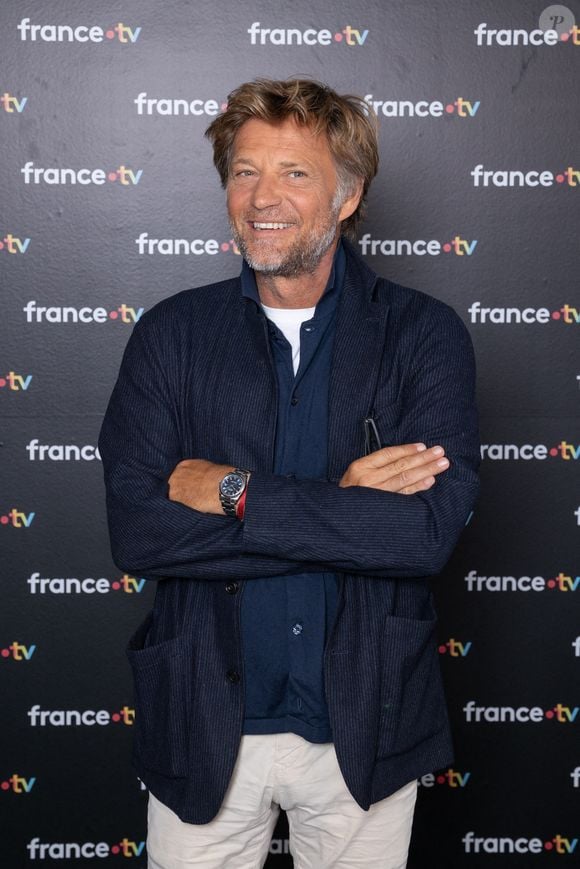 Sublime sous sa chevelure blonde, Liv-Helen a des allures de Barbie, pas si étonnant puisque son père est surnommé "Le Ken du Paf".

Laurent Delahousse participe à la conférence de presse de France TV le 04 septembre 2024 à Paris, France. Photo par Nasser Berzane/ABACAPRESS.COM