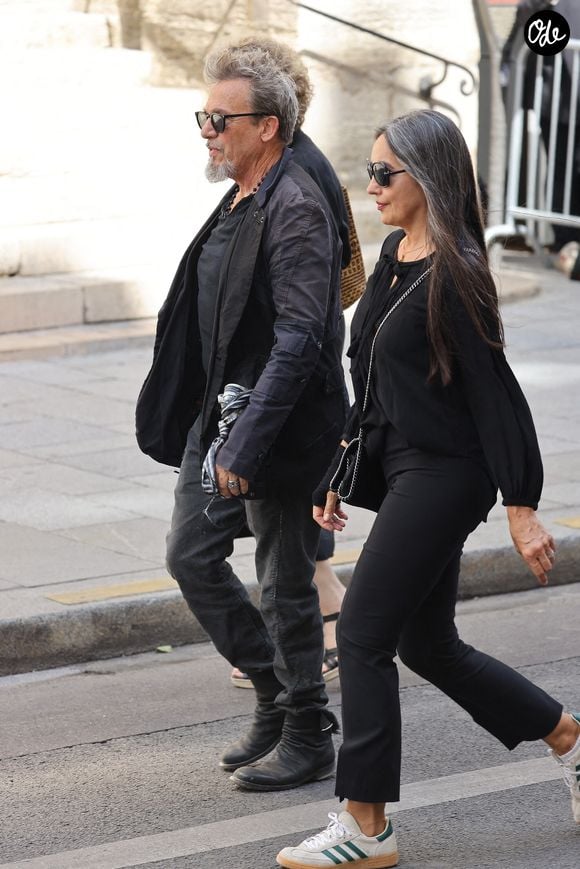 Florent Pagny et son épouse Azucena Caamano assistent aux funérailles de Thierry Ardisson à l'église Saint-Roch à Paris, en France, le 17 juillet 2025. Photo : ABACAPRESS.COM
