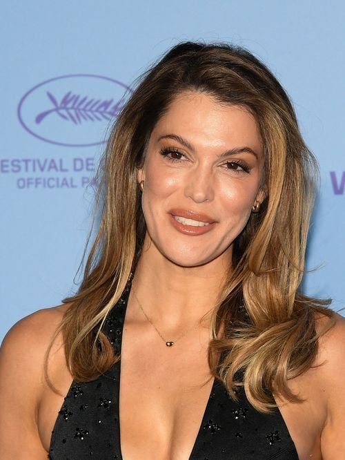 Iris Mittenaere affiche un sublime blond : sa coiffeuse évoque le soin haute technologie qui l’aide à préserver sa couleur