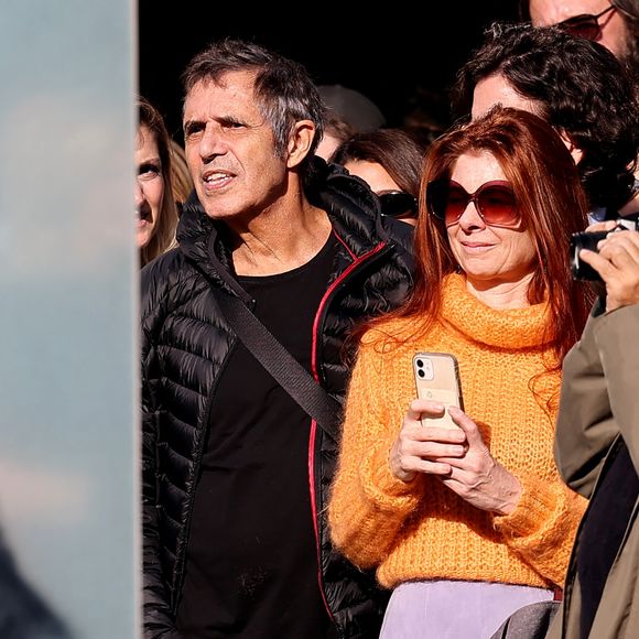 Le chanteur, lui, s'y est installé avec sa femme et leur fils 

Julien Clerc et sa compagne Hélène Grémillon - I.Huppert a dirigé le tournage de la reproduction du film documentaire muet de 1895 par le regretté cinéaste français Louis Lumière « La Sortie de l'usine Lumière à Lyon » dans le cadre de la 16ème édition du Festival Lumière de Lyon, France, le 19 octobre 2024. © Dominique Jacovides/Bestimage