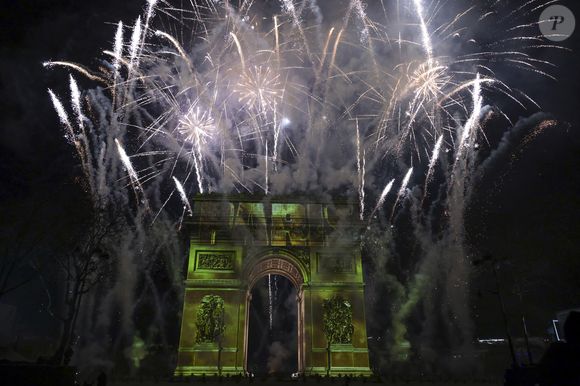 Exclusif - Stéphane Bern présente l'émission "La Grande Soirée du 31 de Paris" diffusée sur France 2 sur les Champs-Elysées, en présence de Anne Hidalgo et Gil Alma, à Paris, France, le 31 décembre 2025. © Jack Tribeca/BHM/Bestimage