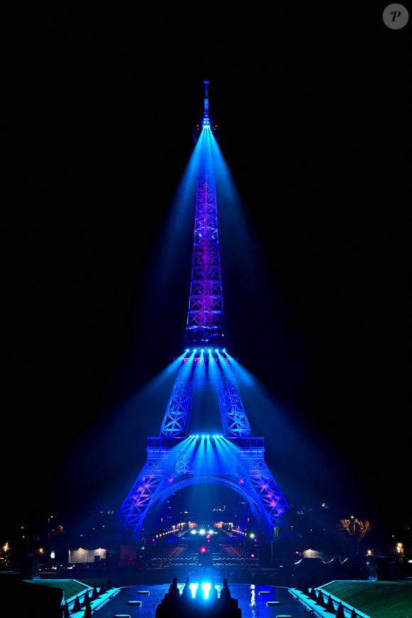 La Tour Eiffel s'est illuminée pour célébrer Céline Dion dont le retour sur scène se fera à Paris. © Anthony Ghnassia / Courtesy via Bestimage