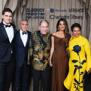 Oliver Sachs, George Clooney, Albie Sachs, Amal Clooney et Vanessa Sachs arrivent aux Albie Awards, au Musée d'histoire naturelle de Londres. Le 3 octobre 2025. Photo par James Manning/PA Wire/ABACAPRESS.COM