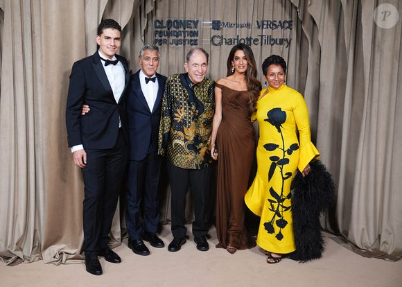 Oliver Sachs, George Clooney, Albie Sachs, Amal Clooney et Vanessa Sachs arrivent aux Albie Awards, au Musée d'histoire naturelle de Londres. Le 3 octobre 2025. Photo par James Manning/PA Wire/ABACAPRESS.COM
