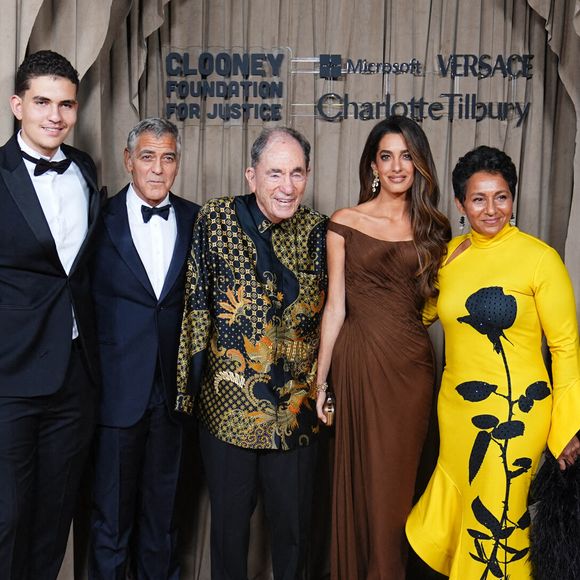 Oliver Sachs, George Clooney, Albie Sachs, Amal Clooney et Vanessa Sachs arrivent aux Albie Awards, au Musée d'histoire naturelle de Londres. Le 3 octobre 2025. Photo par James Manning/PA Wire/ABACAPRESS.COM