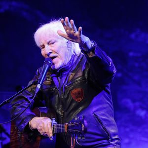 L'artiste a demandé à ses admirateurs de ne plus relayer ces fausses informations.

Concert de Hugues Aufray, 96 ans, au Vendespace à Mouilleron Le Captif, près de La-Roche-sur-Yon, le 24 avril 2026. 

© Noël Carrier / Bestimage